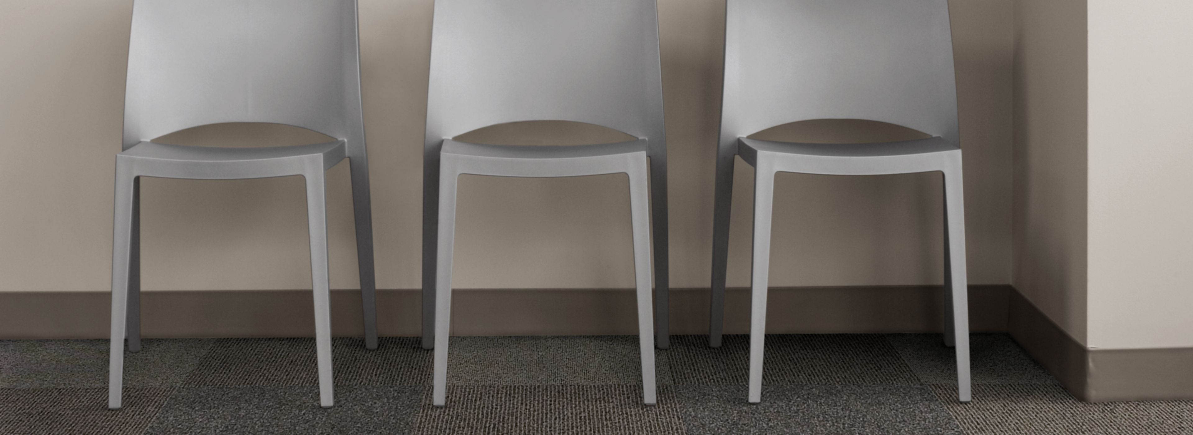 Interface Broomed, Grooved and Brushed carpet tile in room with three chairs numéro d’image 1